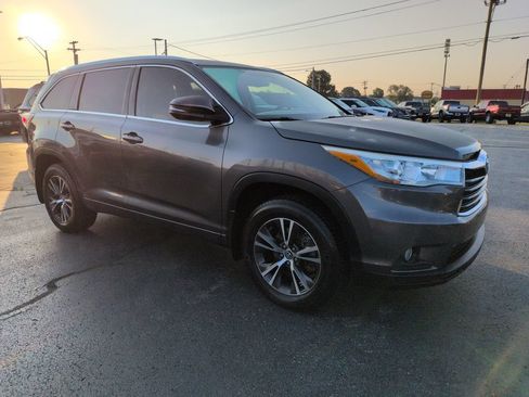 Used 2016 Toyota Highlander XLE AWD/4WD image 7