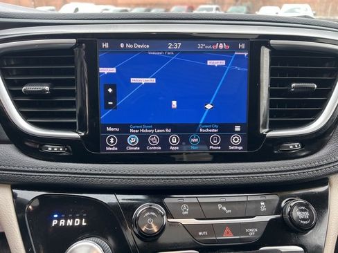 Used 2020 Chrysler Pacifica Limited image 34