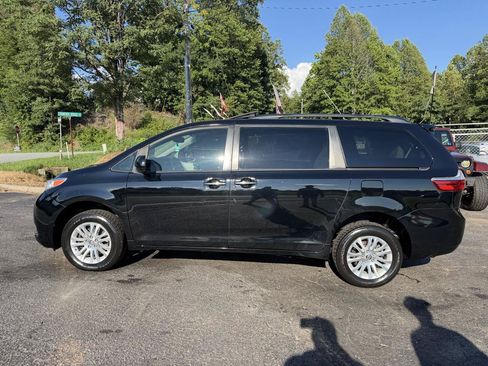 Used 2017 Toyota Sienna XLE w/ XLE Navigation Package FWD image 4