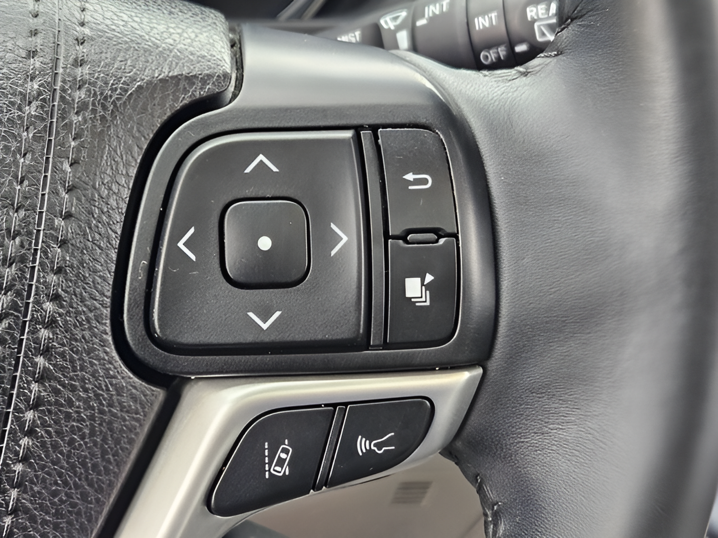 Used 2019 Toyota Highlander Limited FWD image 26
