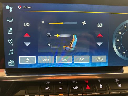 Used 2023 Chevrolet Silverado 1500 LT AWD/4WD image 18