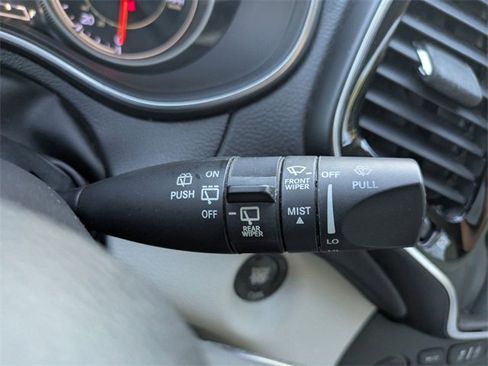 Used 2019 Jeep Cherokee Limited image 27