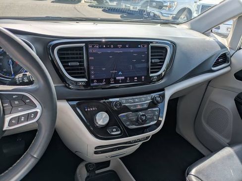 Used 2022 Chrysler Pacifica Touring-L w/ Uconnect Theater Family Group FWD image 23