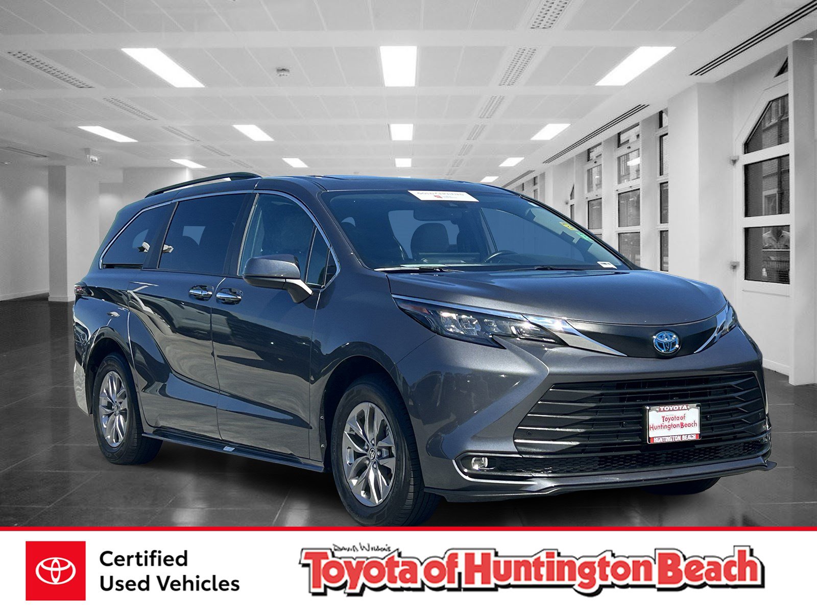 Certified 2025 Toyota Sienna XLE FWD image 1