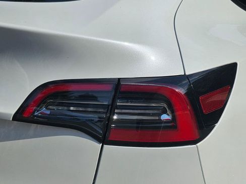 Used 2023 Tesla Model Y AWD image 29