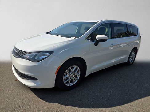 Used 2023 Chrysler Voyager LX FWD image 7