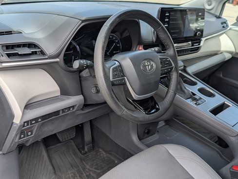 Used 2023 Toyota Sienna Limited FWD image 15