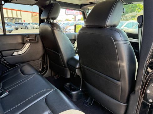 Used 2015 Jeep Wrangler Unlimited Sahara w/ Connectivity Group AWD/4WD image 29