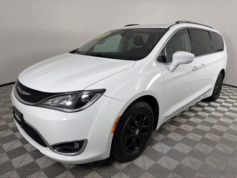 Used 2020 Chrysler Pacifica Touring-L image 6