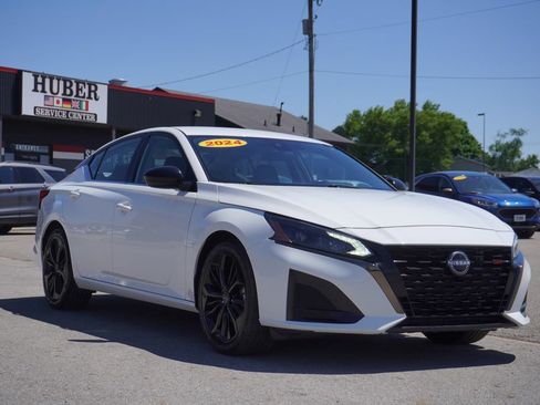 Used 2024 Nissan Altima 2.5 SR FWD image 9