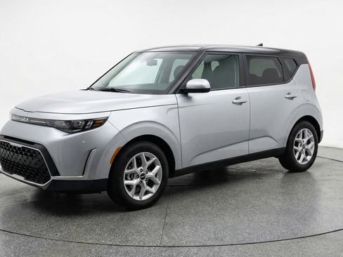 Used 2025 Kia Soul LX w/ LX Technology Package image 3