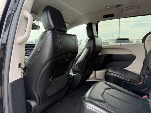 Used 2023 Chrysler Pacifica Touring-L FWD image 26