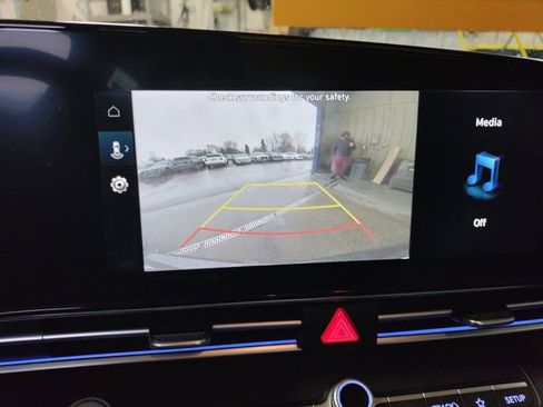 Certified 2025 Hyundai Elantra SEL image 18