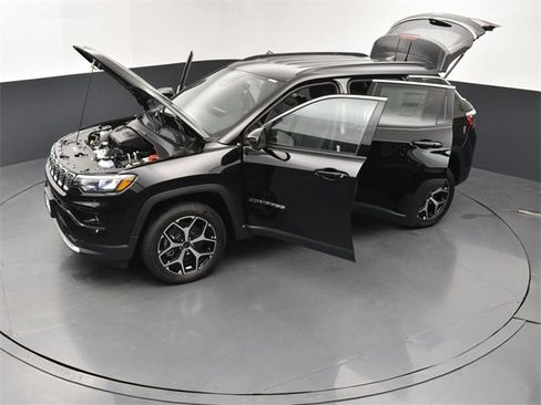 Used 2025 Jeep Compass Limited image 27