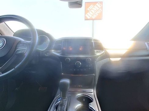 Used 2019 Jeep Grand Cherokee Laredo RWD image 25