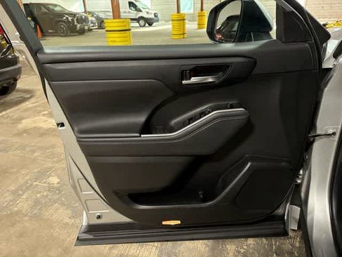 Used 2022 Toyota Highlander XLE AWD/4WD image 32