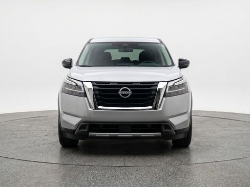 Used 2025 Nissan Pathfinder SV FWD image 2