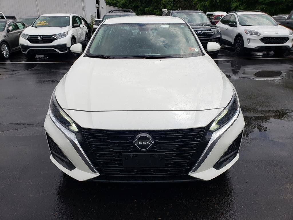 Used 2023 Nissan Altima 2.5 SV FWD image 2