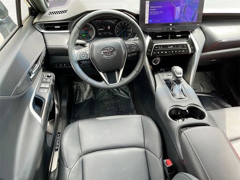 Used 2024 Toyota Venza XLE image 23