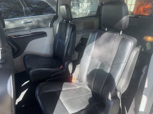 Used 2014 Chrysler Town & Country Limited w/ Luxury Group image 6