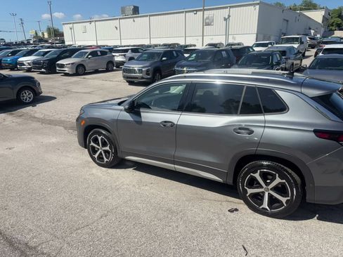 Used 2026 Volkswagen Tiguan SE AWD/4WD image 9