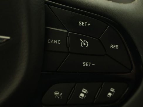 Used 2024 Chrysler Pacifica Select image 23