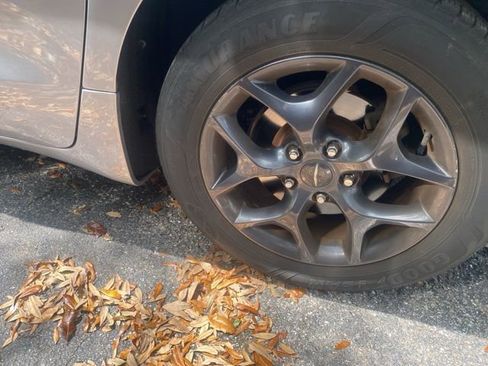 Used 2018 Chrysler Pacifica Touring-L image 5