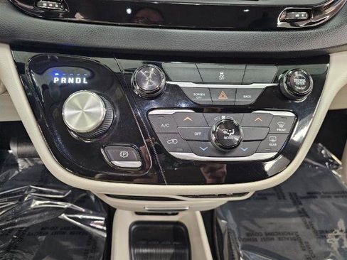 Used 2017 Chrysler Pacifica Touring w/ Tire & Wheel Group image 18