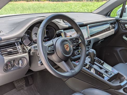 Certified 2025 Porsche Macan S AWD/4WD image 4