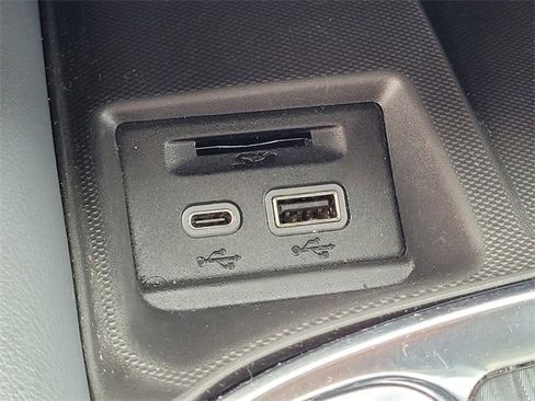 Used 2023 Buick Enclave Essence image 13