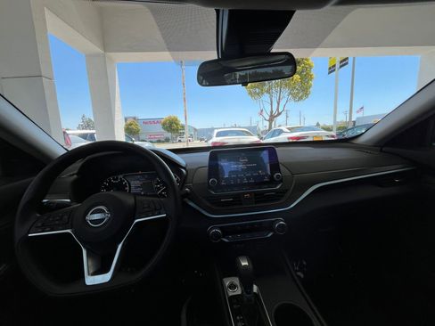 Used 2025 Nissan Altima 2.5 SV FWD image 34