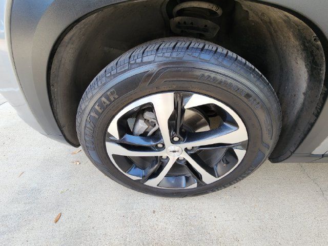 Used 2025 Chevrolet Trax RS w/ Sunroof Package FWD image 9