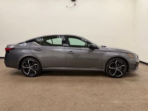 Used 2025 Nissan Altima 2.5 SR image 8