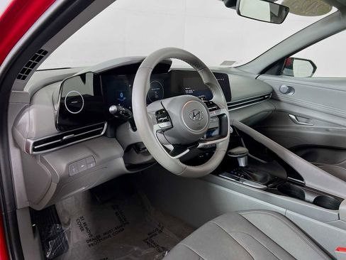 Used 2023 Hyundai Elantra SEL w/ Convenience Package image 9