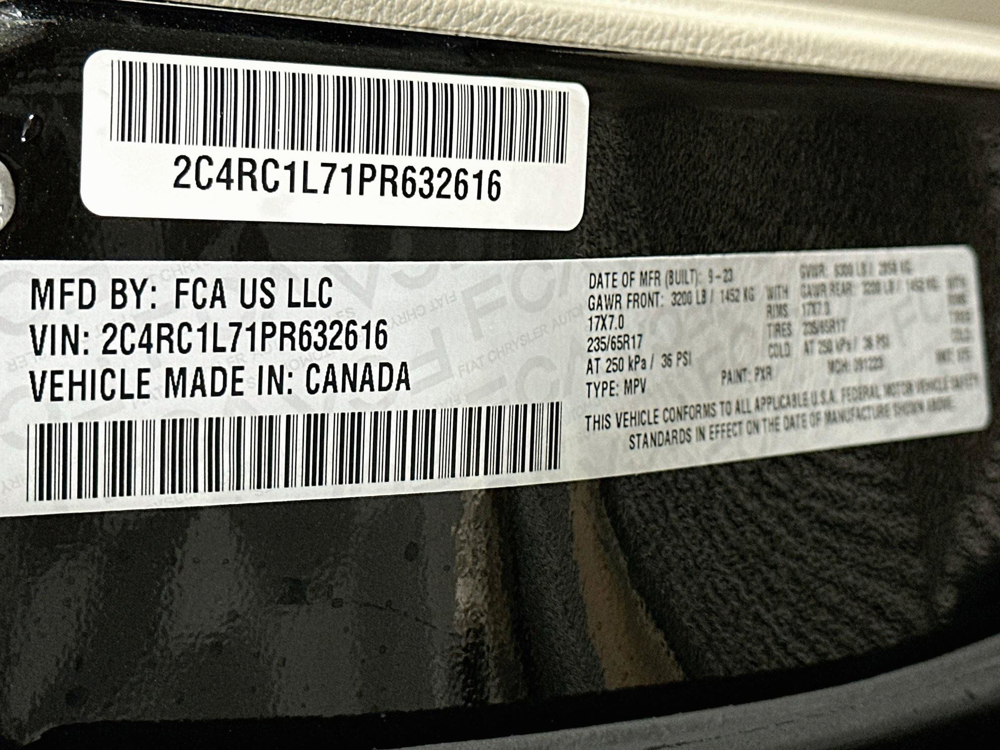 Used 2023 Chrysler Pacifica Touring-L FWD image 12