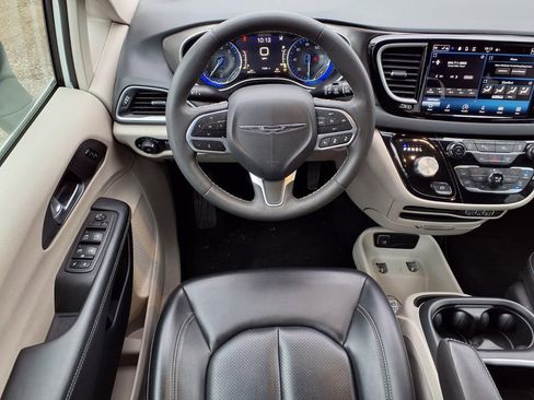 Used 2023 Chrysler Pacifica Touring-L image 15