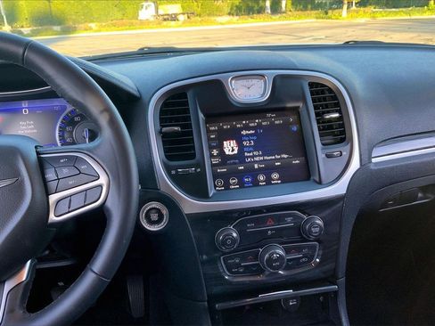 Used 2022 Chrysler 300 Touring w/ Sport Appearance Package image 8