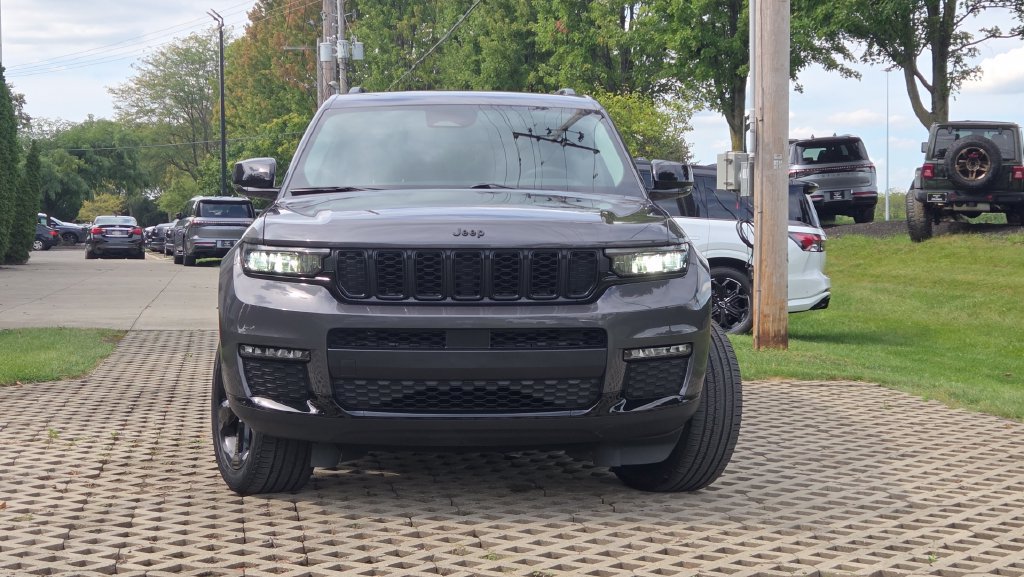 Used 2023 Jeep Grand Cherokee L Limited w/ Black Appearance Package AWD/4WD image 5