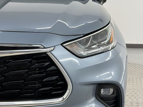 Used 2024 Toyota Highlander FWD image 12