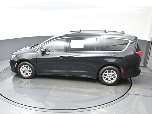 Used 2022 Chrysler Pacifica Touring-L FWD image 36