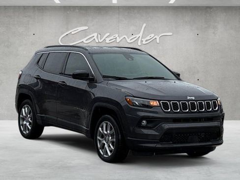 Used 2024 Jeep Compass Latitude image 2