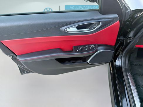 Used 2019 Alfa Romeo Giulia w/ Quick Order Package 22K Sport RWD image 19