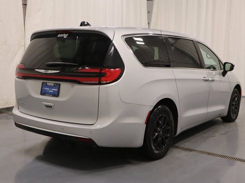 Certified 2024 Chrysler Pacifica Touring-L FWD image 10