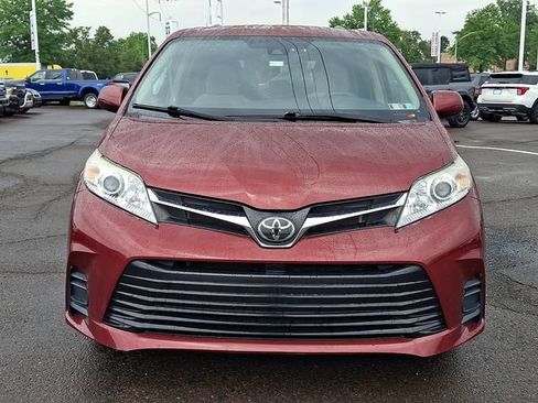 Used 2019 Toyota Sienna LE FWD image 2