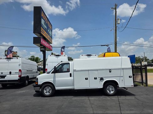 Used 2019 Chevrolet Express 3500 w/ Power Convenience Package RWD image 4