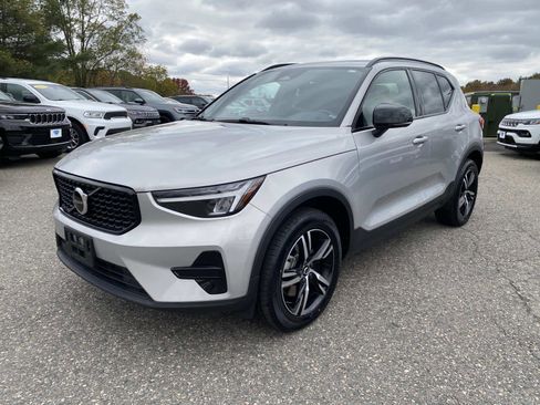 Used 2024 Volvo XC40 B5 Core image 9