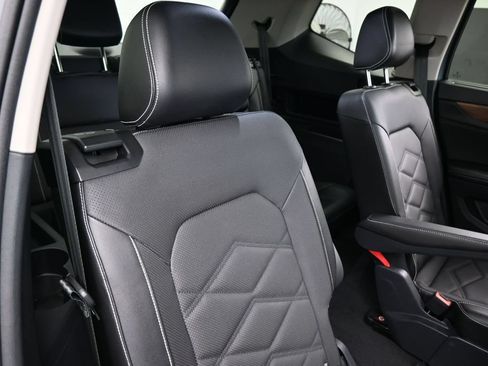 Used 2024 Volkswagen Atlas SE w/ Panoramic Sunroof Package FWD image 39