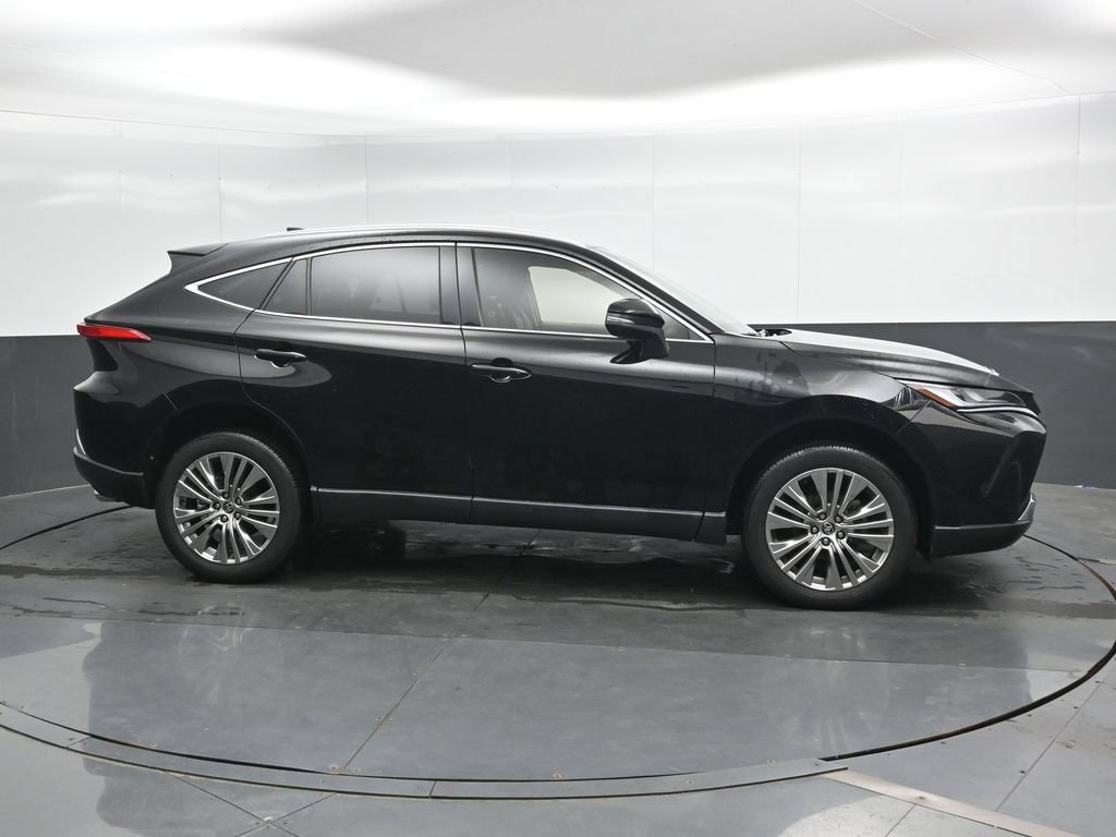 Used 2024 Toyota Venza XLE AWD/4WD image 3