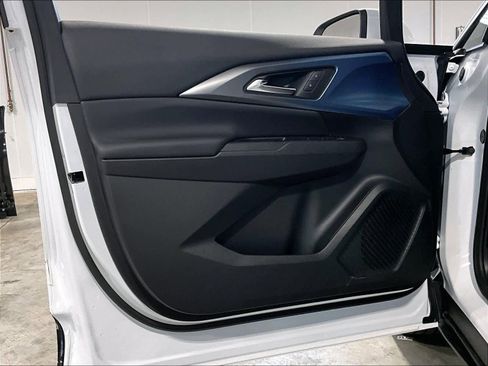 Used 2025 Chevrolet Equinox EV LT w/ Convenience Package image 9