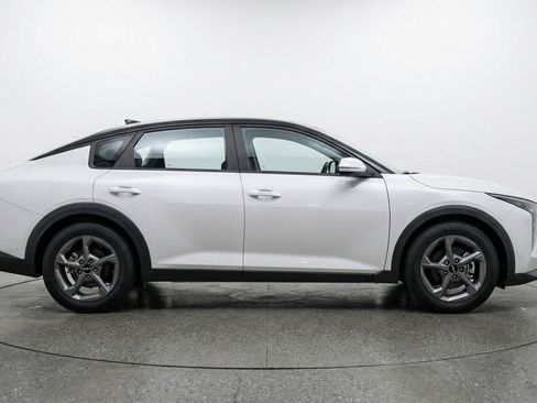 Used 2025 Kia K4 LXS image 11